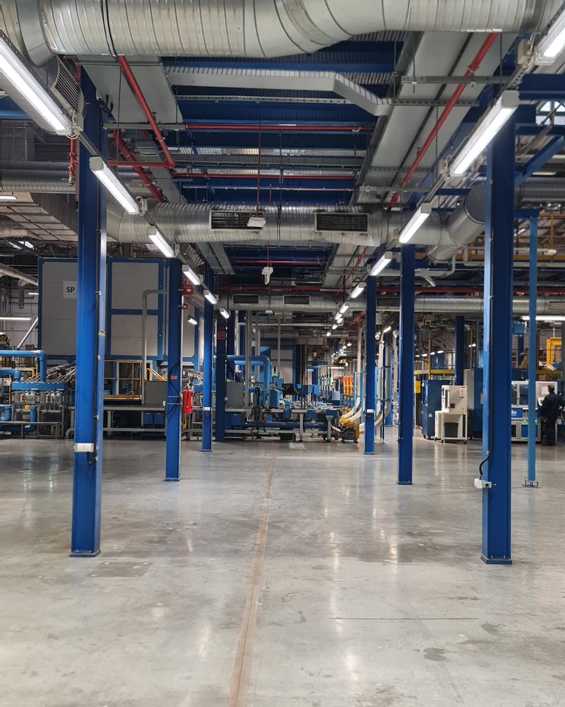 Instalacje techniczne wewnątrz hali przemysłowej
