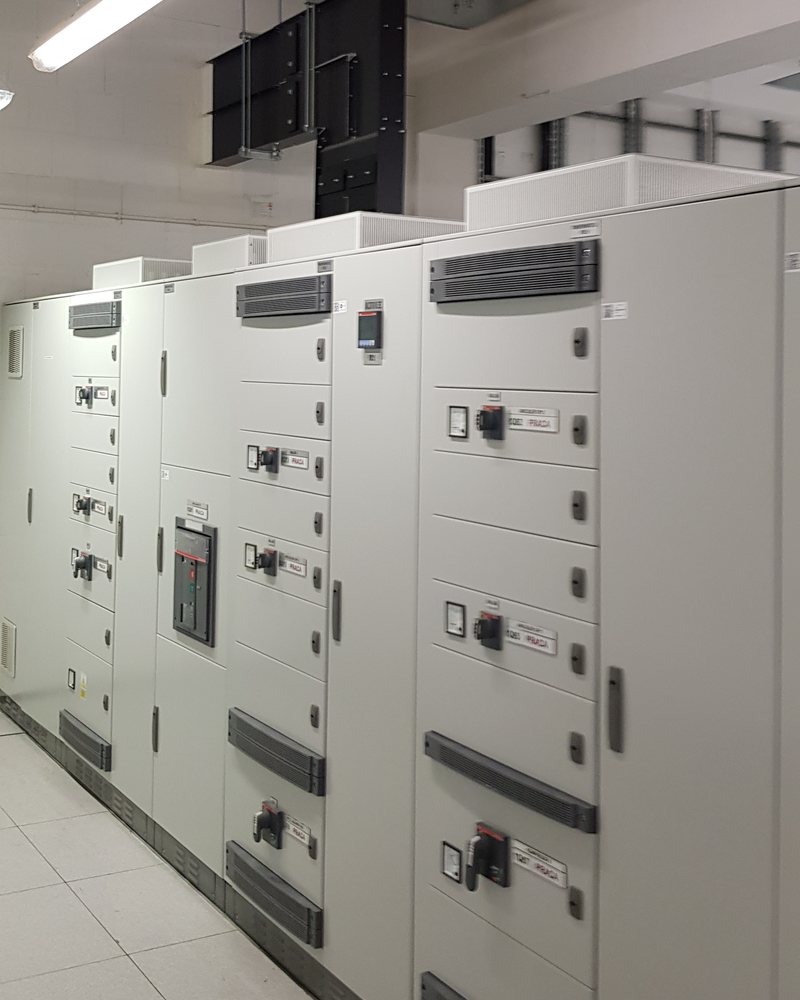 Rozdzielnia elektryczna z szafami rozdzielczymi